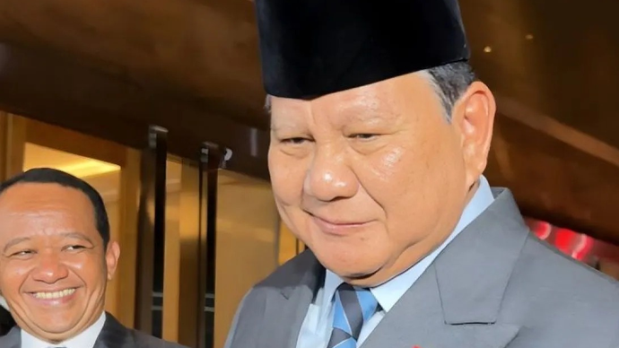 Presiden Prabowo Subianto didampingi Menteri Energi dan Sumber Daya Mineral (ESDM) Bahlil Lahadalia saat menjawab pertanyaan awak media usai menghadiri pesta resepsi pernikahan pasangan El Rumi dan Syifa Hadju di Raffles Hotel, Jakarta, Minggu (26/4/2026) malam. ANTARA/Pamela Sakina