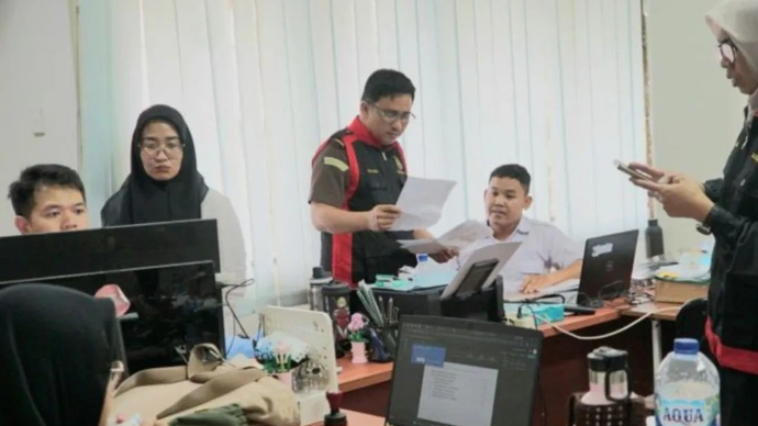 Tim penyidik Pidsus Kejati Sumut melakukan penggeledahan di kantor Satuan Kerja Perumahan dan Kawasan Permukiman Sumatera II, di Jalan Gunung Krakatau, Kota Medan, Sumatera Utara, Senin (27/4/2026). ANTARA/Aris Rinaldi Nasution.