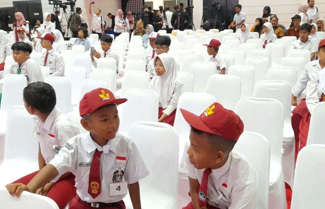 Para siswa saat berdatangan untuk menyambut pembukaan masa pengenalan lingkungan satuan pendidikan (MPLS) di Sekolah Rakyat Menengah Pertama 10, Sentra Terpadu Inten Soewono (STIS) Cibinong Kabupaten Bogor Jawa Barat, Senin, 14 Juli 2025. <b>(Antara)</b>
