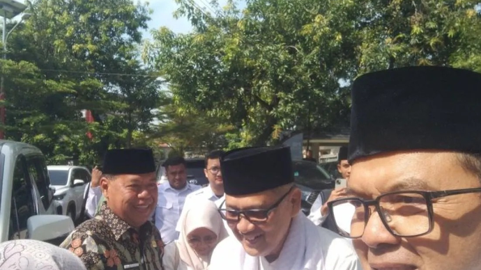 Menteri Haji dan Umrah (Menhaj) Mochamad Irfan Yusuf (dua dari kanan) saat menghadiri kegiatan manasik haji di Pondok Pesantren Al-Mizan Majalengka, Jawa Barat, Senin (6/4/2026). ANTARA/Fathnur Rohman.