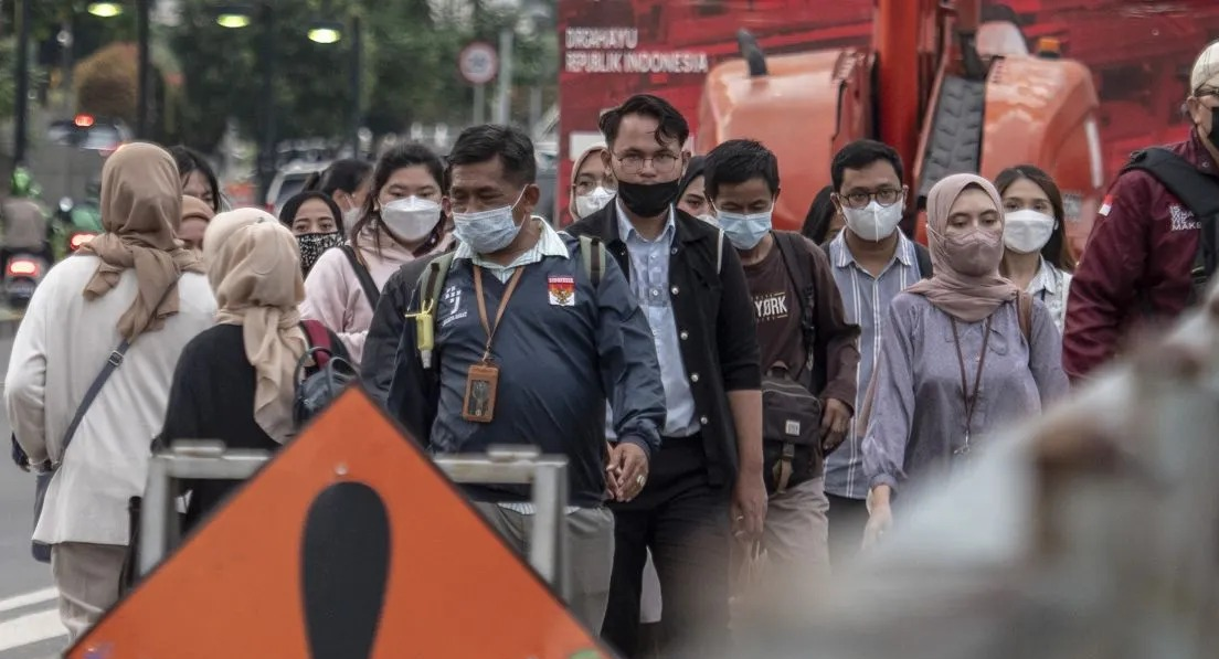 Sejumlah pekerja berjalan sepulang kerja di kawasan Sudirman-Thamrin, Jakarta, Senin 10 Oktober 2022. <b>(Antara)</b>