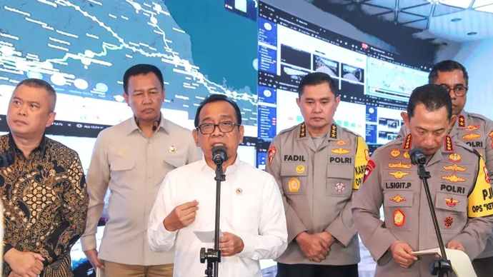 Menko PMK Pratikno (mengenakan kemeja putih) saat meninjau Pengelolaan Arus Lalu Lintas Libur Lebaran 2026 di Pos Pantau Jasa Marga Toll Command Center (JMTC) Bekasi, Jawa Barat, Rabu (25/3/2026). ANTARA/HO-Kemenko PMK