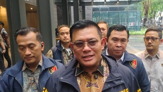 Direktur Tindak Pidana Ekonomi Khusus (Dirtipideksus) Bareskrim Polri Brigjen Pol. Ade Safri Simanjuntak (tengah) memberikan keterangan pers di kawasan Jakarta Selatan, Jumat (23/1/2026). (ANTARA/Nadia Putri Rahmani)