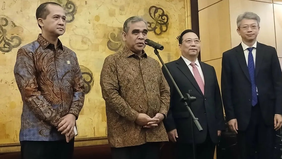 Menteri Transmigrasi (Mentrans) M. Iftitah Sulaiman Suryanagara mengungkapkan bahwa Indonesia memiliki peluang besar untuk mengekspor hingga tiga miliar butir kelapa per tahun ke pasar China.