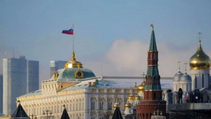  Bendera nasional Rusia terlihat di Kremlin, Moskow, Rusia (6/1/2023).