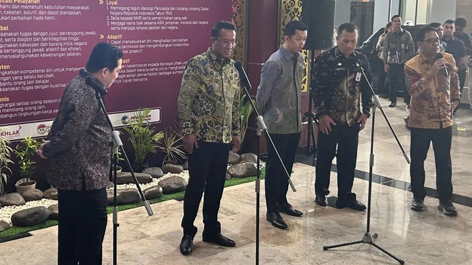 Menteri Hukum Supratman Andi Agtas (kedua kiri) dalam konferensi pers di Jakarta, Jumat (17/4/2026). (ANTARA/Agatha Olivia Victoria)