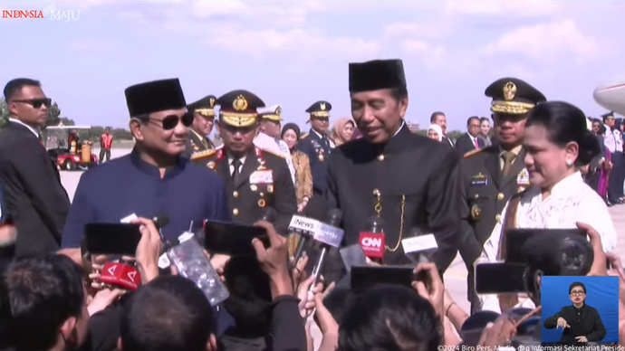 Presiden ke-8 RI Prabowo Subianto mengantar Presiden ke-7 RI Joko Widodo sampai Lanud Halim Perdanakusuma. 