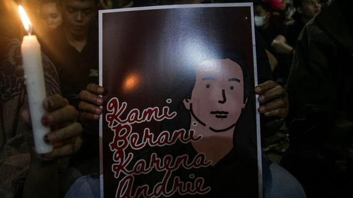 Aktivis membentangkan poster dalam aksi solidaritas doa bersama untuk Andrie Yunus di depan Kantor Komnas HAM, Jakarta, Selasa (17/3/2026). Aksi tersebut dalam rangka memberikan dukungan kepada Andrie Yunus yang tengah menjalani perawatan usai mengal