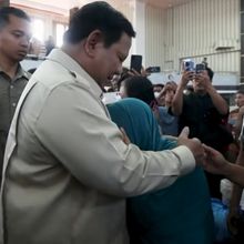 Prabowo Disambut Peluk dan Tangis Ibu Korban Bencana di Tapanuli Tengah