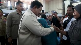 Prabowo Disambut Peluk dan Tangis Ibu Korban Bencana di Tapanuli Tengah