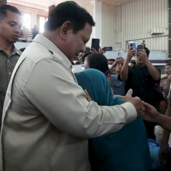 Prabowo Disambut Peluk dan Tangis Ibu Korban Bencana di Tapanuli Tengah