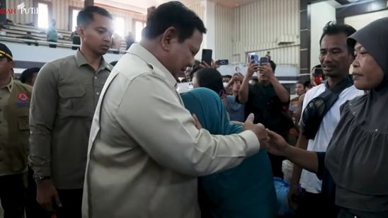 Prabowo Disambut Peluk dan Tangis Ibu Korban Bencana di Tapanuli Tengah