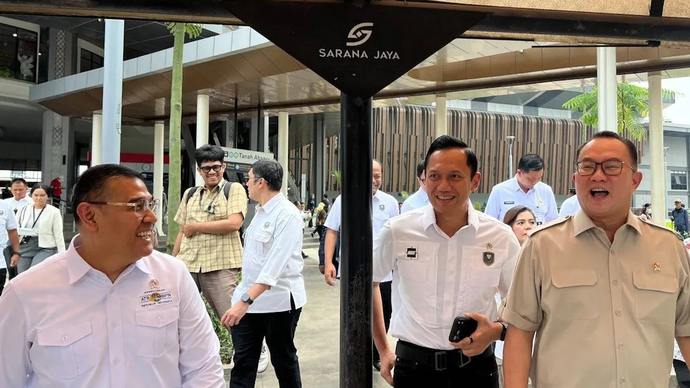 Menteri Koordinator Bidang Infrastruktur dan Pembangunan Kewilayahan Agus Harimurti Yudhoyono (tengah) usai rapat koordinasi Pengembangan Jaringan Kereta Api Nasional di Stasiun Tanah Abang Baru, Jakarta, Rabu (22/4/2026. ANTARA/Harianto