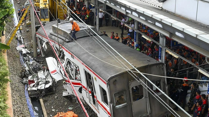 Petugas menggunakan alat berat untuk memindahkan gerbong KRL Commuterline pascakecelakaan dengan KA Argo Bromo Anggrek relasi Gambir-Surabaya Pasar Turi di Stasiun Bekasi Timur, Bekasi, Jawa Barat, Selasa (28/4/2026). Menurut data PT KAI sebanyak 14 orang meninggal dunia dan 84 orang mengalami luka dan para korban menjalani perawatan di RSUD Bekasi, RS Bella Bekasi, RS Bhakti Kartini, RS Hermina Bekasi, RS Hermina Bekasi, RS Mitra Keluarga Bekasi Timur, RS Mitra Plumbon, RS Primaya, RS Siloam Bekasi Timur, RSUD Kabupaten Bekasi, dan RS Mitra Barat dan RS Polri Kramat Jati. ANTARA FOTO/Galih Pradipta/tom.