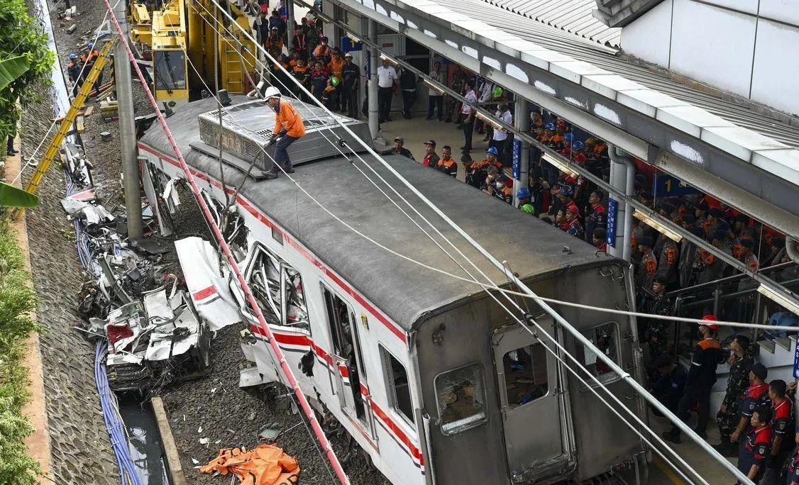 Petugas menggunakan alat berat untuk memindahkan gerbong KRL Commuterline pascakecelakaan dengan KA Argo Bromo Anggrek relasi Gambir-Surabaya Pasar Turi di Stasiun Bekasi Timur, Bekasi, Jawa Barat, Selasa (28/4/2026). Menurut data PT KAI sebanyak 14  <b>(Antara)</b>