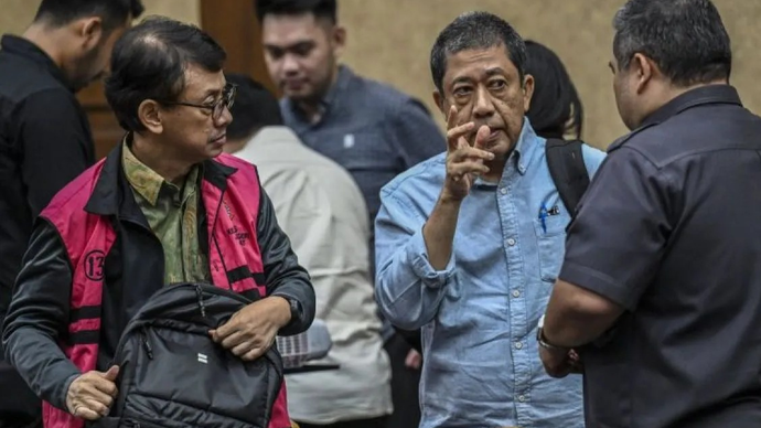 Terdakwa kasus dugaan korupsi tata kelola minyak mentah dan produk kilang pada PT Pertamina Subholding dan Kontraktor Kontrak Kerja Sama (KKKS) tahun 2018-2023 Alfian Nasution (kanan) dan Toto Nugroho (kiri) berbincang dengan kuasa hukum seusai mengikuti sidang lanjutan di Pengadilan Tipikor, Jakarta, Rabu (15/4/2026). Sidang tersebut beragendakan mendengarkan keterangan saksi ahli. ANTARA FOTO/Galih Pradipta/nz (ANTARA FOTO/GALIH PRADIPTA)