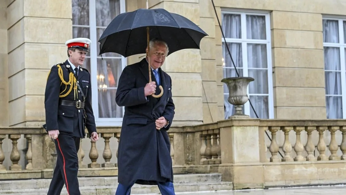 Raja Charles III berjalan menuju Istana St. James setelah bertemu kelompok filantropi lingkungan Indonesia-Inggris di Lancaster House, London, Inggris, Rabu (21/1/2026). Pertemuan Presiden Prabowo Subianto dan Raja Charles III dengan sejumlah filantropi asal Indonesia dan Inggris tersebut membahas program-program konservasi, termasuk mengenai konservasi gajah. ANTARA FOTO/Galih Pradipta/nym. (ANTARA FOTO/GALIH PRADIPTA)
