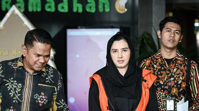 Tersangka kasus dugaan korupsi pengadaan barang dan jasa di Pemkab Pekalongan, Fadia Arafiq (tengah) berjalan meninggalkan gedung Merah Putih KPK usai menjalani pemeriksaan lanjutan di Jakarta, Jumat (13/3/2026). Mantan Bupati Pekalongan Fadia Arafiq menjalani pemeriksaan lanjutan terkait dugaan tindak pidana korupsi pengadaan barang dan jasa (PBJ) serta penyediaan outsourcing di lingkungan Pemkab Pekalongan tahun anggaran 2023-2026. ANTARA FOTO/Sulthony Hasanuddin/rwa. (ANTARA FOTO/SULTHONY HASANUDDIN)