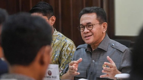 Menteri Perdagangan Budi Santoso menegaskan bahwa minyak goreng rakyat merek Minyakita tidak mengalami kelangkaan di pasaran, meskipun muncul persepsi sebaliknya di masyarakat.