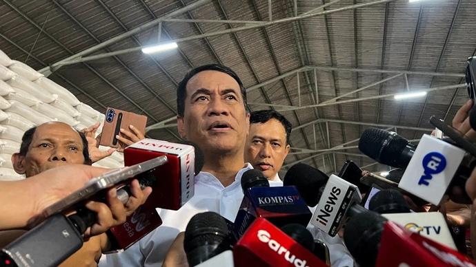 Menteri Pertanian sekaligus Kepala Badan Pangan Nasional Andi Amran Sulaiman didampingi Direktur Utama Perum Bulog Ahmad Rizal Ramdhani dan juga dihadiri sejumlah pengamat pertanian meninjau stok beras di gudang Bulog Karawang, Jawa Barat, Kamis (23/4/2026). ANTARA/Harianto
