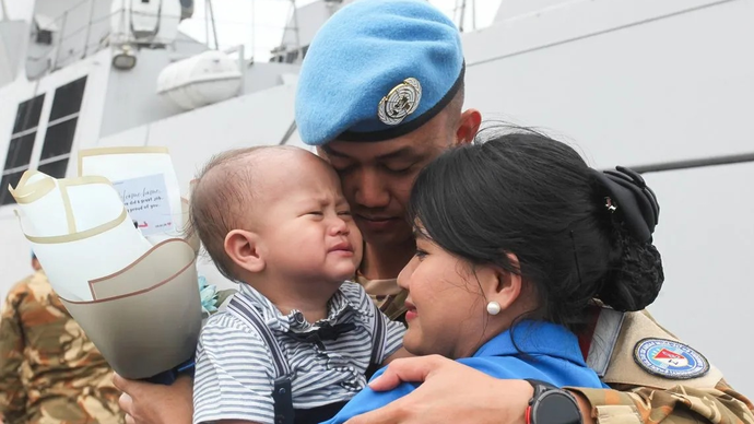 Personel TNI AL dari Satuan Tugas Maritime Task Force (MTF) TNI Kontingen Garuda XXVIII-P/UNIFIL memeluk istri dan anaknya usai turun dari KRI Sultan Iskandar Muda-367 setibanya di Koarmada II, Surabaya, Jawa Timur, Sabtu (7/2/2026). Kapal perang Korvet kelas Sigma di bawah komando Letkol Laut (P) Anugerah Annurullah selaku Dansatgas MTF TNI Konga XXVIII-P/UNIFIL yang membawa 120 personel TNI AL itu telah kembali ke Surabaya setelah melaksanakan misi perdamaian PBB di Lebanon. ANTARA FOTO/Didik Suhartono/bar