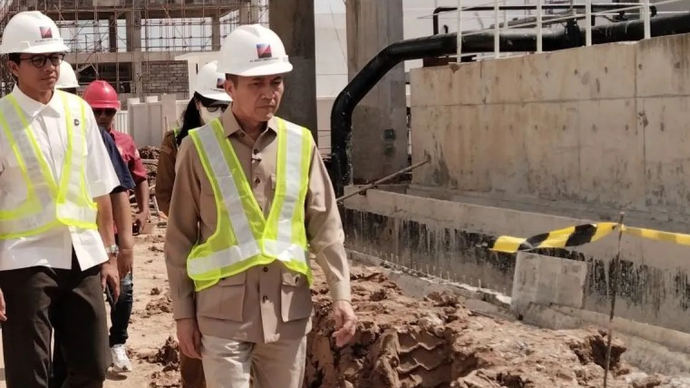 Director of Investment at Danantara Investment Management, ⁠Fadli Rahman (paling kiri) bersama Wali Kota Palembang Ratu Dewa saat meninjau proyek PSEL di Keramasan, Kertapati, Palembang, Senin (20/4/2026). ANTARA/M Imam Pramana.