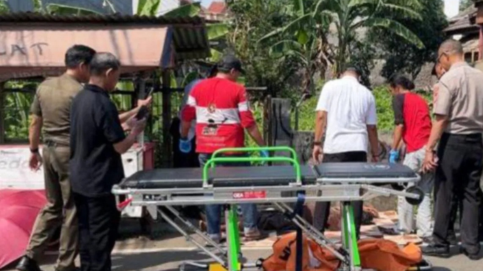 Evakuasi pria misterius yang ditemukan tewas di Jalan Swadaya VII, Kelurahan Duren Sawit, Kecamatan Duren Sawit, Jakarta Timur, pada Senin (27/4/2026) pagi. ANTARA/Dokumen pribadi.