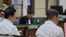 Komisaris Utama PT Sritex Iwan Setiawan Lukminto dan Direktur Utama PT Sritex Iwan Kurniawan Lukminto, masing-masing dituntut hukuman 16 tahun penjara.