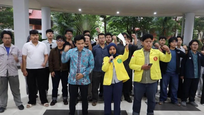 Sejumlah mahasiswa yang tergabung di Aliansi BEM Universitas Indonesia (UI) menyatakan sikap terkait kekerasan seksual yang terjadi di Fakultas Hukum (FH) UI, Depok, Jawa Barat, Selasa (14/4/2026). Aliansi BEM UI menuntut Dekanat FH UI dan Rektorat UI untuk segera memproses kasus kekerasan seksual yang diduga dilakukan 16 mahasiswa FH UI secara transparan dengan sanksi tegas bagi seluruh pelaku tanpa pandang bulu. ANTARA FOTO/Yulius Satria Wijaya