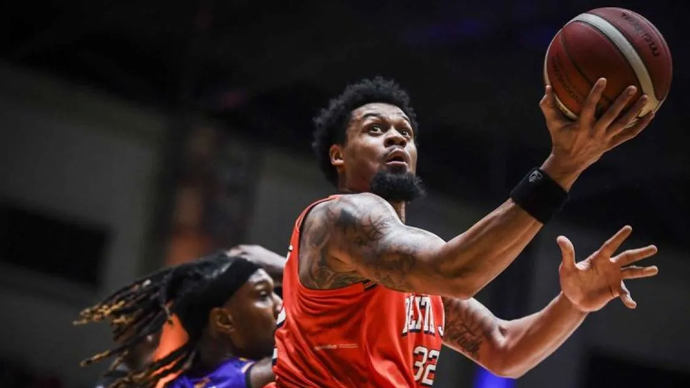 Arsip foto - Pebasket Pelita Jaya Jakarta Kevin Ornell Chapman Mc Daniels melakukan lay up saat melawan Tangerang Hawks Basketball pada pertandingan Indonesian Basketball League (IBL) 2025 di Indoor Stadium Sport Centre, Kabupaten Tangerang, Banten, Kamis (13/2/2025). 