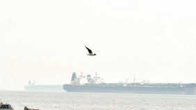 Pemerintah Iran berencana melegalkan pungutan terhadap kapal yang melintasi Selat Hormuz sebagai salah satu sumber pendapatan negara. Rencana tersebut disampaikan oleh anggota parlemen Iran, Mohammadreza Rezaei Kouchi.