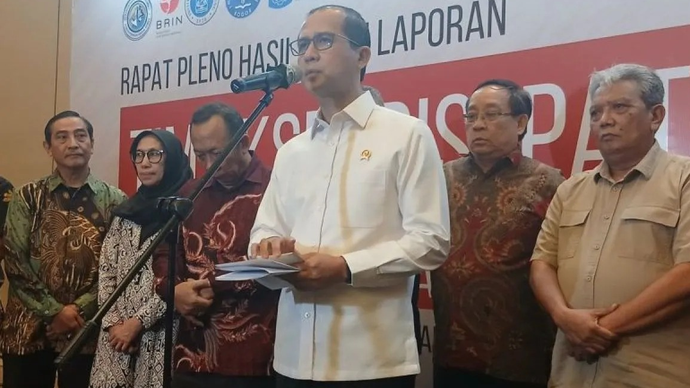 Menteri Transmigrasi (Mentrans) M Iftitah Sulaiman Suryanagara memberikan keterangan pers usai menghadiri Rapat Pleno Hasil Reviu Laporan Tim Ekspedisi Patriot 2025 di Jakarta, Rabu (29/4/2026). ANTARA/Uyu Septiyati Liman.