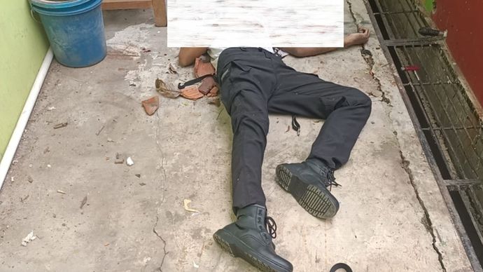 Salah satu korban diduga tewas di lokasi ledakan SMAN 72 Jakarta, Kelapa Gading, Jakarta Utara, Jumat, 7 November 2025. 