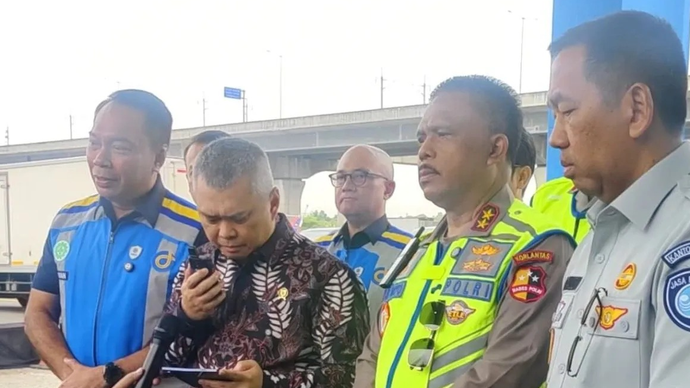 Menteri Perhubungan (Menhub) Dudy Purwagandhi (kedua kiri) secara simbolis membuka pelaksanaan one way tahap dua Presisi di Posko Command Center Korlantas Polri KM 29 Tol Cikampek, Kabupaten Bekasi, Jawa Barat, Jumat (27/3/2026). (ANTARA/Nadia Putri Rahmani)