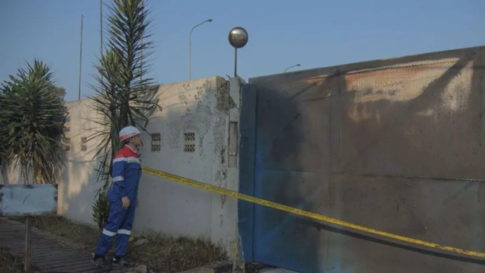 Seorang pegawai melihat kondisi Stasiun Pengisian Bulk Elpiji (SPBE) Cimuning usai terbakar di Mustikajaya, Bekasi, Jawa Barat, Kamis (2/4/2026). Badan Penanggulangan Bencana Daerah (BPBD) Kota Bekasi mencatat sebanyak 12 korban terluka dan menjalani perawatan akibat kebakaran di area SPBE yang terhadi pada Rabu (1/4) malam tersebut. ANTARA FOTO/Paramayuda/sgd