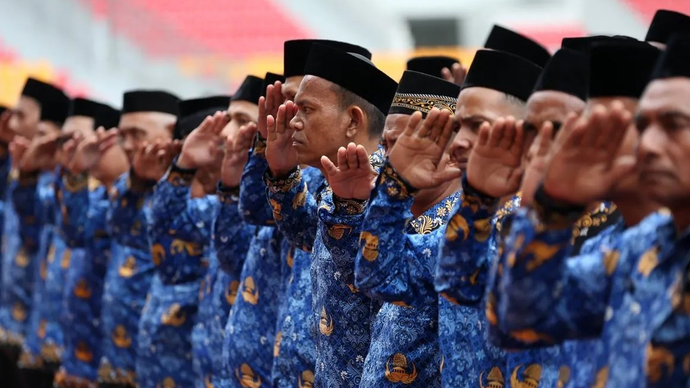 Arsip - Pegawai Pemerintah dengan Perjanjian Kerja (PPPK) paruh waktu menghadiri penyerahan Surat Keputusan (SK) Gubernur Aceh di stadion Lhong Raya, Banda Aceh, Aceh, Kamis (29/1/2026). Pemerintah Aceh menyerahkan SK kepada 5.468 orang PPPK paruh waktu formasi tahun 2025 untuk jabatan operator layanan operasional, penata layanan operasional, pengelola layanan operasional, pengelola umum operasional, perekam medis terampil serta guru ahli pertama yang ditempatkan di 23 kabupaten dan kota. ANTARA FOTO/Irwansyah Putra/bar (ANTARA FOTO/IRWANSYAH PUTRA)