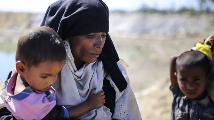Arsip foto - Muslim Rohingya, yang menyelamatkan diri dari penindasan dalam operasi militer di Negara Bagian Rakhine, Myanmar, menunggu tentara Benggala datang dan membawa mereka ke kamp pengungsi di Cox's Bazar, Bangladesh, pada Desember 2017. (ANTARA/Anadolu/Firat Yurdakul/aa.)