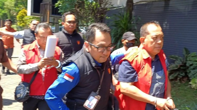 Petugas Kejaksaan Tinggi (Kejati) Jawa Timur menggiring para tersangka kasus pungutan liar perizinan tambang Dinas Energi dan Sumber Daya Mineral (ESDM) Jawa Timur (rompi merah) ke ruang tahanan Kejati Jatim, Surabaya, Jawa Timur, Jumat (17/4/2026). ANTARA/Faizal Falakki/am.