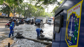 Hingga Rabu siang, 5 Maret 2025, banjir masih merendam 36 rukun tetangga (RT) di tiga wilayah Jakarta akibat curah hujan tinggi dan luapan sejumlah sungai.