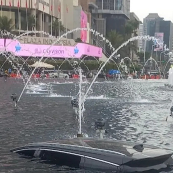 Mobil Terjun ke Kolam Bundaran HI, Polisi Sebut Pengemudi Kurang Hati-hati