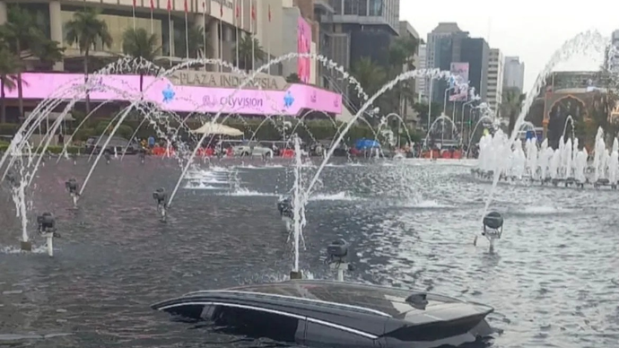 Sebuah kendaraan menerobos dan masuk ke kolam Bundaran Hotel Indonesia (HI) pada Rabu (25/3/2026). ANTARA/HO-Direktorat Lalu Lintas Polda Metro Jaya