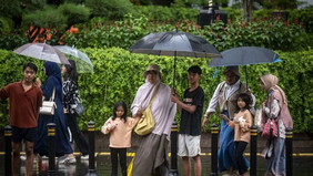 Badan Meteorologi, Klimatologi, dan Geofisika (BMKG) memprediksi sebagian besar wilayah DKI Jakarta akan mengalami hujan dengan intensitas ringan pada Rabu, terutama pada siang hingga sore hari.