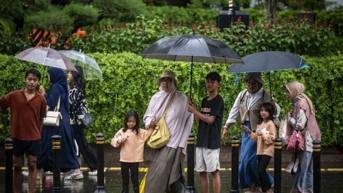 Ilustrasi - Sejumlah warga menggunakan payung saat turun hujan di kawasan Bundaran HI, Jakarta. ANTARA FOTO/Erlangga Bregas Prakoso/Spt/aa.