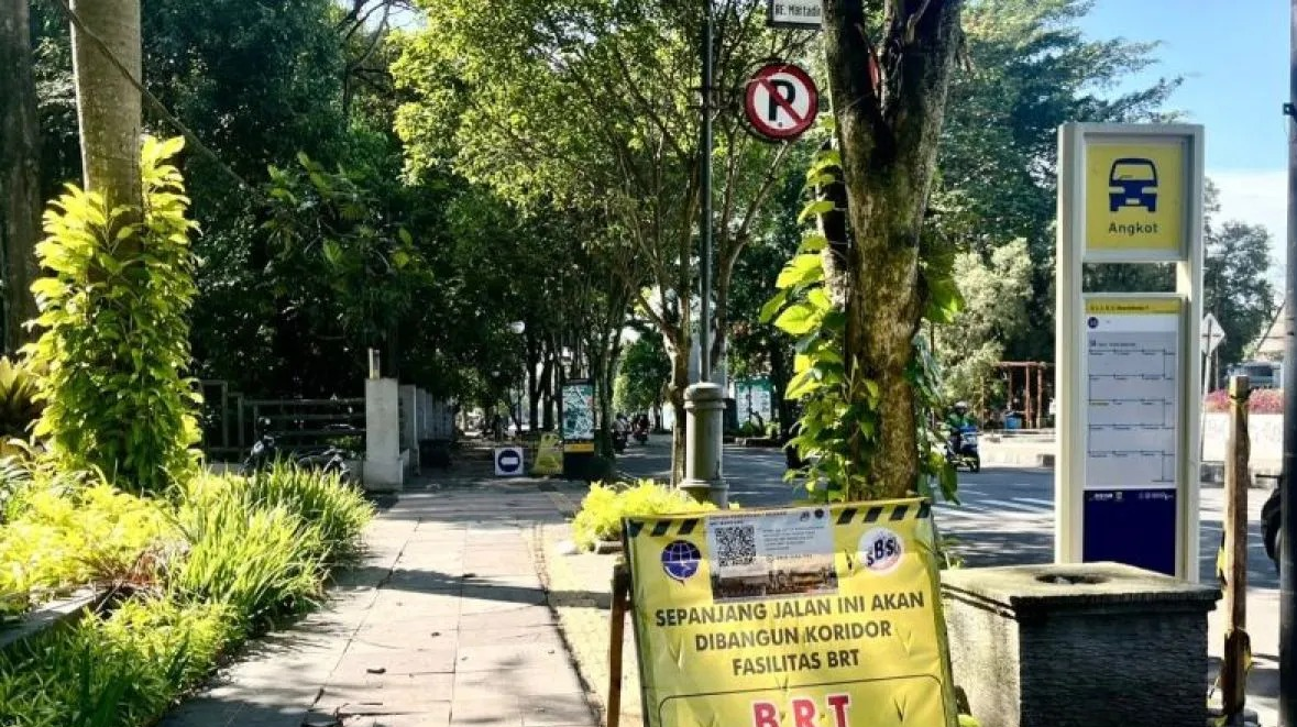 Situasi pembangunan Bus Rapid Transit (BRT) di Jalan Dago, Kota Bandung, Jawa Barat, Senin (16/3/2026). ANTARA/Rubby Jovan. <b>(Antara)</b>