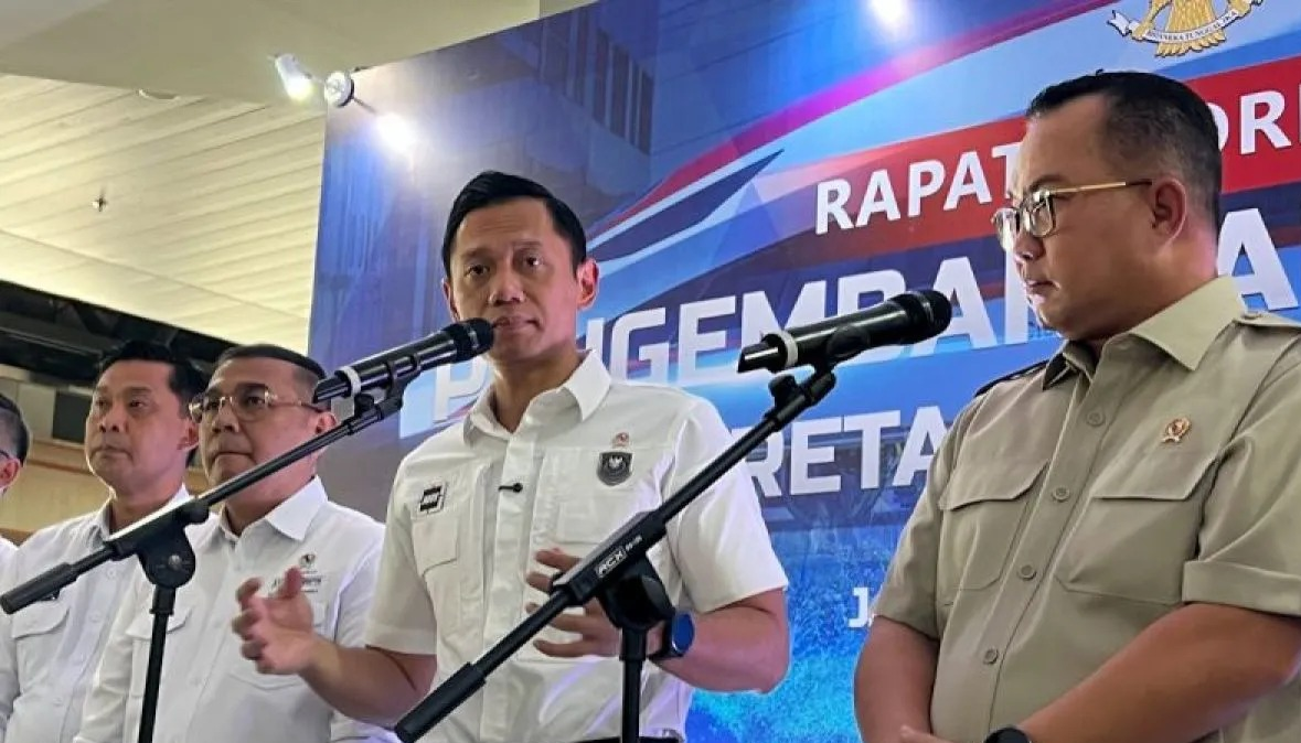 Menteri Koordinator Bidang Infrastruktur dan Pembangunan Kewilayahan Agus Harimurti Yudhoyono (AHY) didampingi pejabat lainnya memberi keterangan kepada awak media usai rapat koordinasi Pengembangan Jaringan Kereta Api Nasional di Stasiun Tanah Abang <b>(Antara)</b>