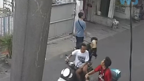 Seorang pria menjadi korban penyiraman yang diduga menggunakan air keras oleh dua orang tak dikenal di kawasan Jalan Dharma Wanita V, RW 01 Rawa Buaya, Cengkareng, pada Minggu sore sekitar pukul 17.31 WIB.