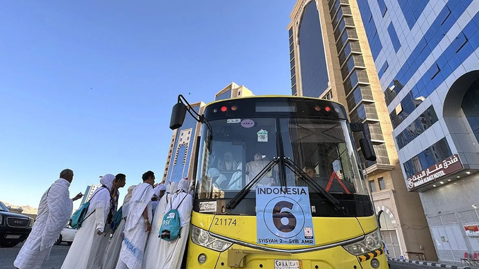 Jamaah haji Indonesia menaiki bus Shalawat di Syisyah untuk menuju ke Masjidil Haram di Makkah, Arab Saudi, Jumat (1/5/2026). (ANTARA FOTO/Citro Atmoko)
