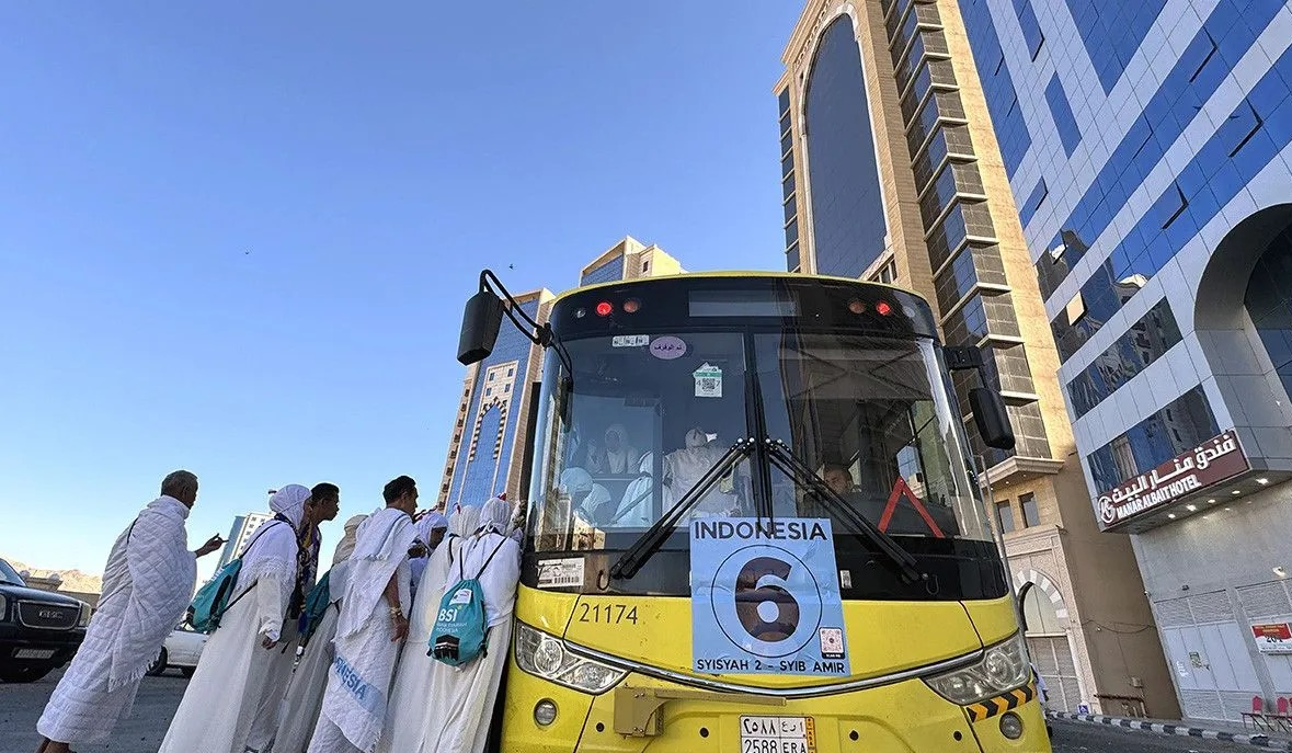 Jamaah haji Indonesia menaiki bus Shalawat di Syisyah untuk menuju ke Masjidil Haram di Makkah, Arab Saudi, Jumat (1/5/2026). (ANTARA FOTO/Citro Atmoko) <b>(Antara)</b>