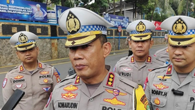 Petugas gabungan menyiapkan sejumlah kantong parkir bagi peserta perayaan Hari Buruh Internasional atau May Day yang akan dipusatkan di kawasan Monas, Jakarta Pusat, pada Jumat, 1 Mei 2026.