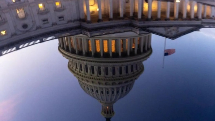 Arsip - Pantulan gedung Kongres AS terlihat di kap mobil di Washington, D.C., Amerika Serikat (5/11/2025). (ANTARA/Xinhua/Hu Yousong/aa.)